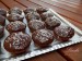 čokoládové muffiny s bílým sypáním